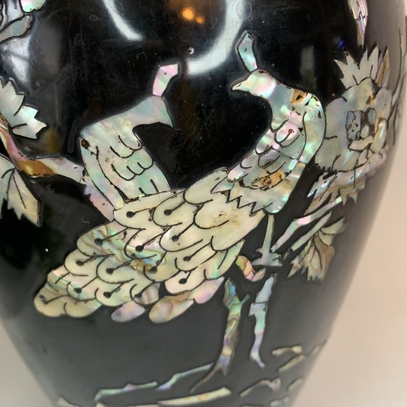 Vintage black Lacquer on brass with inlaid mother of pearl PEACOCKS vase - Picture 12 of 15